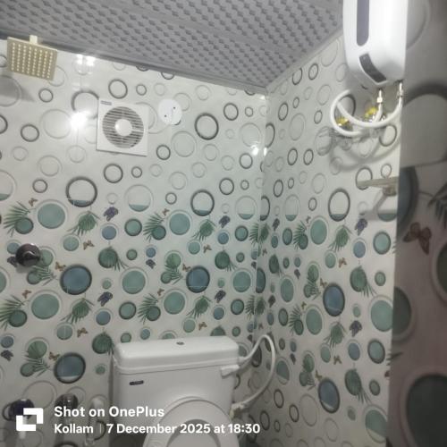 コーラムにあるSunny's Holiday Homesのシャワーとトイレ付きのバスルーム