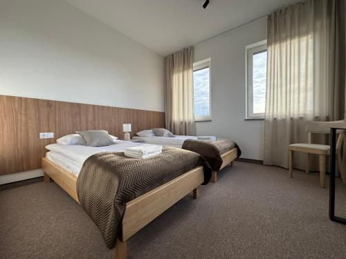 Ένα ή περισσότερα κρεβάτια σε δωμάτιο στο Pokoje Dębowa Góra