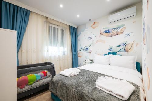 En eller flere senge i et værelse på Rooftop Palette Retreat - Luxury 2BR with Patio