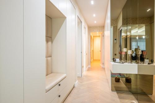 Et badeværelse på Rooftop Palette Retreat - Luxury 2BR with Patio