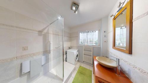 ein Badezimmer mit Dusche, Waschbecken und Toilette in der Unterkunft Djimmy hébergement in Saint-Herblain