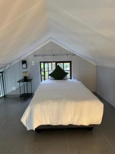 een slaapkamer met een groot wit bed in een tent bij Pendleberry Grove 33 in Bela-Bela
