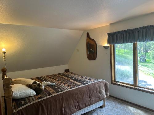 Postel nebo postele na pokoji v ubytování Welcome to the Sierra Foothills!