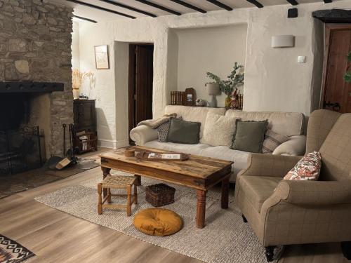 a living room with a couch and a coffee table at Lilywood Cottage - 2BR Central Bicester in Bicester