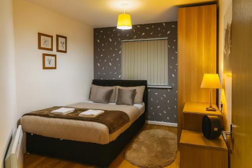 Ένα ή περισσότερα κρεβάτια σε δωμάτιο στο Modern 2 Bed Apartment with Free Parking