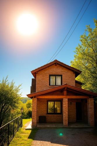 La huella في ريو سيبالوس: منزل بني وامامه سياج