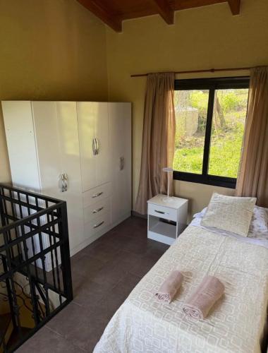 La huella في ريو سيبالوس: غرفة نوم بسرير ومخدتين ونافذة