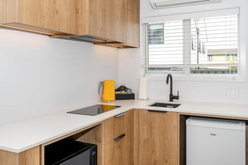 Kuchyň nebo kuchyňský kout v ubytování Colonial Manor Motel