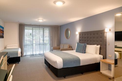 Giường trong phòng chung tại Colonial Manor Motel