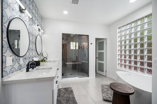 Koupelna v ubytování Amazing Luxury Home with Hot Tub & Views