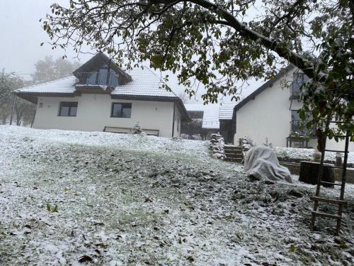 una casa con la neve per terra davanti di Festung 57 a Bran