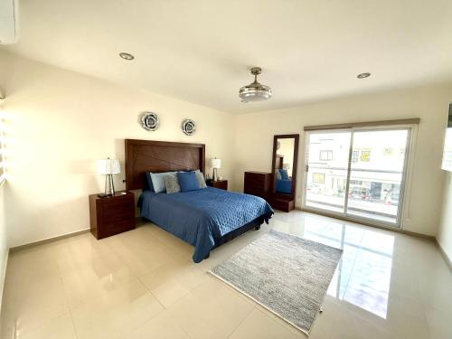 een slaapkamer met een bed en een groot raam bij Grand Retreat in La Paz