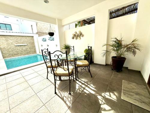 een eetkamer met een tafel en stoelen en een zwembad bij Grand Retreat in La Paz