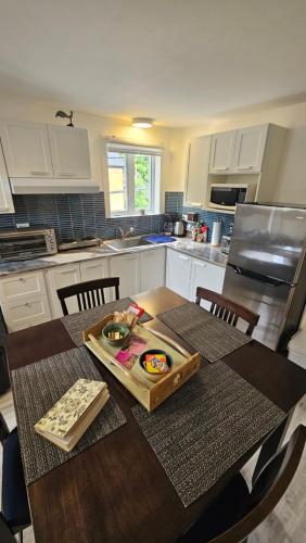 Η κουζίνα ή μικρή κουζίνα στο Séjour Flèche du fjord vue Saguenay Mont Valin