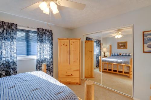 Una cama o camas en una habitación de Charming Anchorage Home with Grill and Deck!