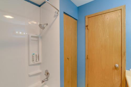 Un baño de Charming Anchorage Home with Grill and Deck!