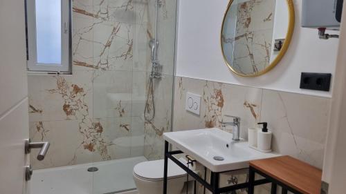 Et badeværelse på Villa Amfora with a pool