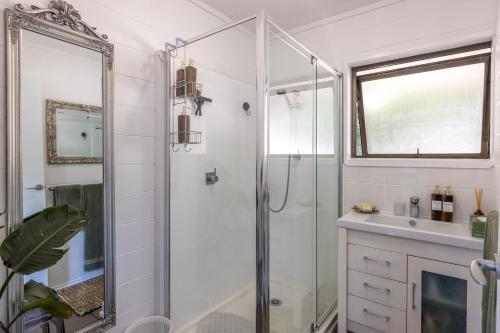 Blissful on Bay by Waiheke Pure في Waiheke Island: حمام مزود بدش ومغسلة