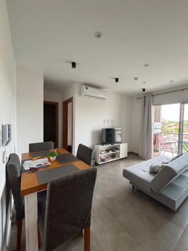 una sala de estar con una mesa y un sofá en TR Recoleta, en Asunción
