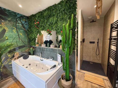 Ένα μπάνιο στο Lodge de la Jungle avec Spa