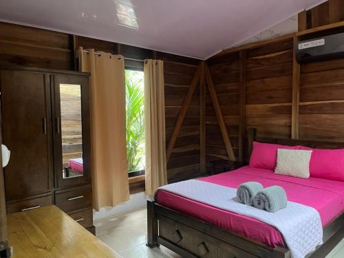 Una cama o camas en una habitación de casa sol