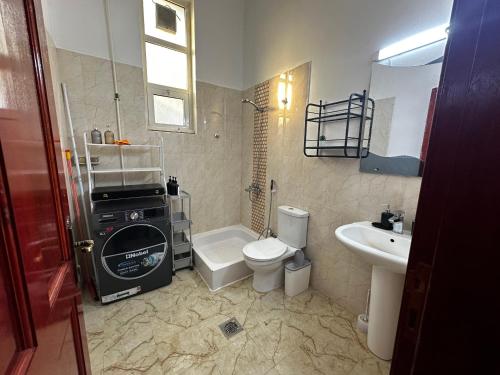 Ванная комната в Luxury 2-bedroom apartment with barbecue area