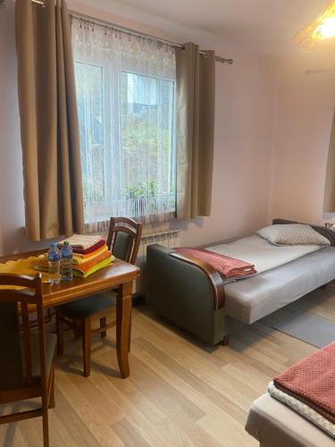 Un pat sau paturi într-o cameră la Pokoje na wynajem "Pod Lasem"