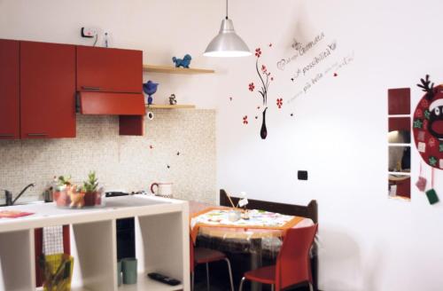 Leo House في تْريتسو سولاّدا: مطبخ مع طاولة وغرفة طعام