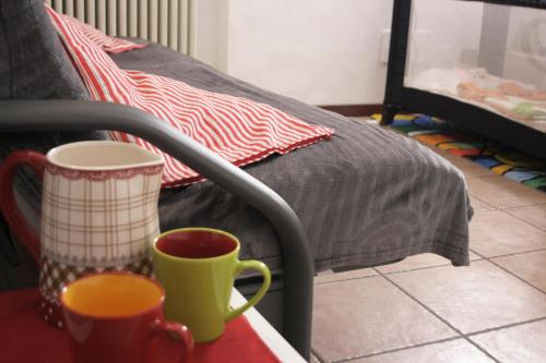 سرير أو أسرّة في غرفة في Leo House