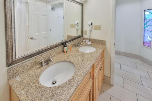 Ванная комната в Amazing Seaside Escape with Balcony & Beach Access