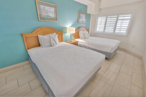 Кровать или кровати в номере Amazing Seaside Escape with Balcony & Beach Access