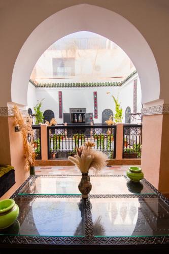 Riad Ta'achchaqa tesisinde bir oturma alanı
