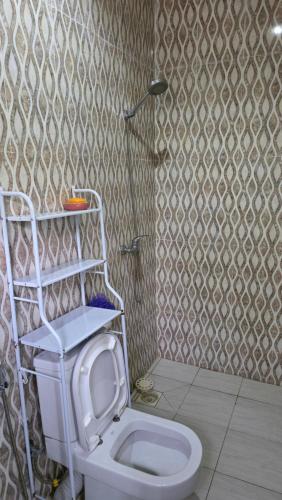 Villa Massai avec piscine au cœur de Saly في Sali Nianiaral: حمام مع مرحاض ودش