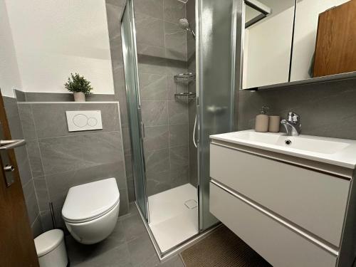 Ванная комната в Haus Silence - Berge & Sonne im Saastal Ski Wandern Familie Haustiere