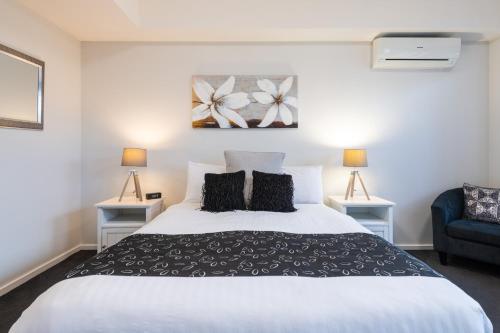 Ένα ή περισσότερα κρεβάτια σε δωμάτιο στο Myola - Modern Studio on Huskisson Main Street By Nautilus Apartments Jervis Bay