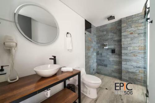 Epic Suite 506 Deluxe Aeropuerto في Cuba: حمام مع حوض ومرحاض ومرآة