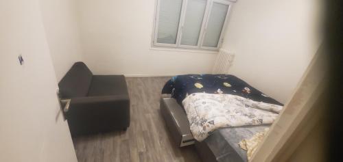 Giường trong phòng chung tại Assurez votre séjour chez Myluck 69 Lyon