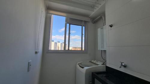 Next Residence في كامبيناس: حمام أبيض مع نافذة ومغسلة