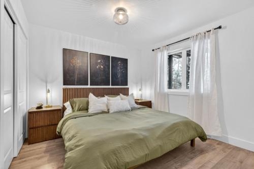 Ένα ή περισσότερα κρεβάτια σε δωμάτιο στο Luxurious Scandinavian Golf Chalet with Private Spa