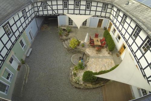 an overhead view of a courtyard in a building at Zur alten Schäferei in Zeulenroda