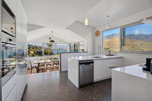 Køkken eller tekøkken på EPIC Views Huge Deck Sleeps 8