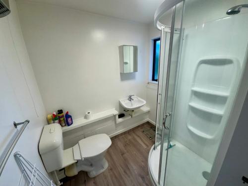 Et badeværelse på 8 Oregon Heights - Apartment 01A