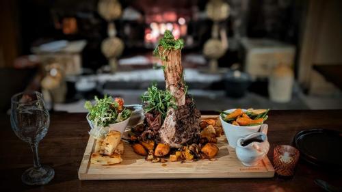 The Kings Arms Hotel في ريث: طبق من الطعام مع اللحوم والخضروات على الطاولة