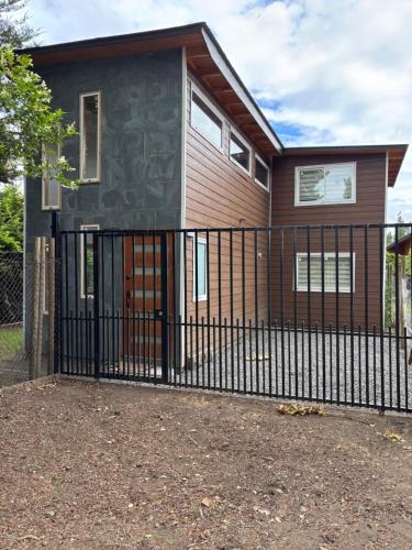 Acogedora, cómoda, muy funcional y muy optimizada في لوس أنجلوس: حاجز أسود أمام المنزل