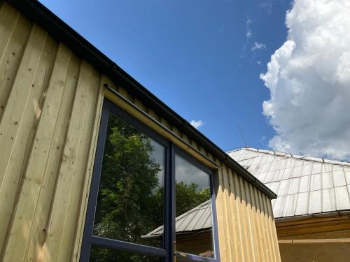 una ventana en el lateral de una casa en Tinyhouse v zahradě, 