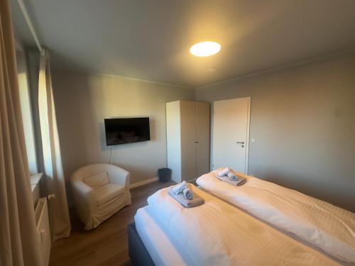 Un dormitorio con una cama grande y una silla. en Ruhige Oase & Vollausstattung - AS1A, en Weissenfels