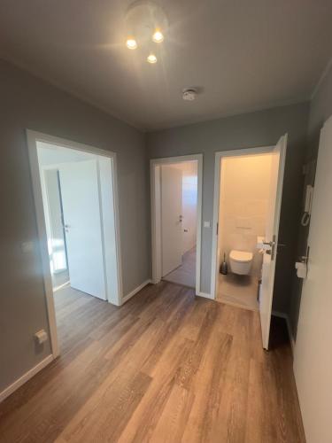 una habitación vacía con aseo y puerta en Ruhige Oase & Vollausstattung - AS1A, en Weissenfels