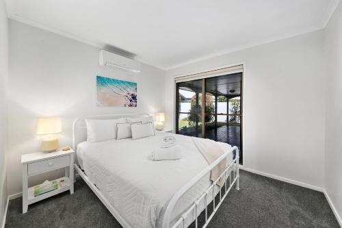 En eller flere senge i et værelse på Mooloolaba Waterfront Living - Pool, BBQ
