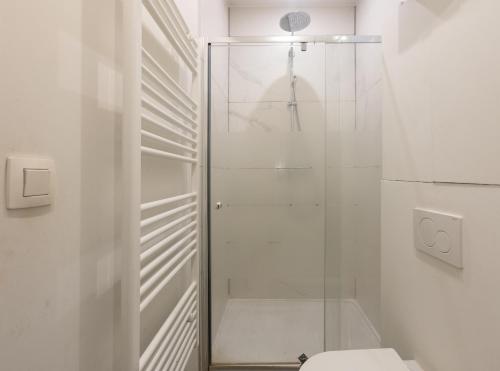 98 Apparthotel - Botanique 3 في لييج: حمام مع دش ومرحاض