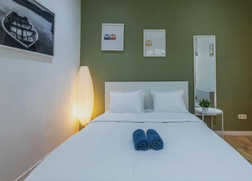 98 Apparthotel - Botanique 3 في لييج: سرير عليه حذاء ازرق